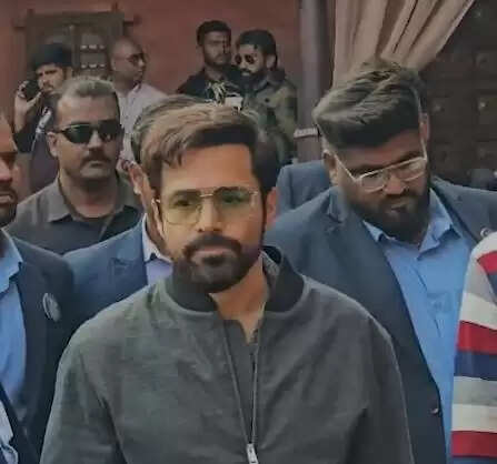 इंटरनेशनल काइट फेस्टिवल में पहुंचे इमरान हाशमी, पतंगों के साथ अपनी नई सीरीज 'तस्करी' का किया प्रमोशन