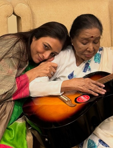 आशा भोसले ने तब्बू को दिया जिंदगी का सबसे अनमोल तोहफा, अभिनेत्री बोलीं- 'शब्दों में बयां नहीं कर सकती अपनी खुशी'