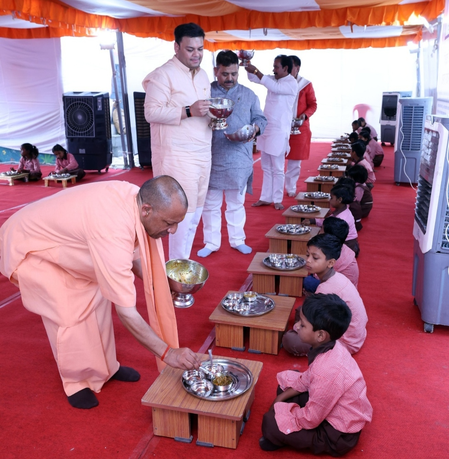 मिड-डे मील परोसते दिखे सीएम योगी, बच्चों से बोले-रोज स्कूल आओ