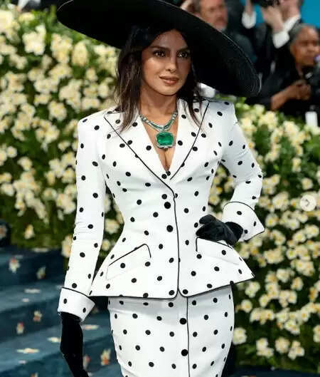 सिंहावलोकन 2025 : जब मेट गाला में भारतीय सितारों ने बदली फैशन की भाषा, सादगी में दिखा ग्लोबल स्टाइल