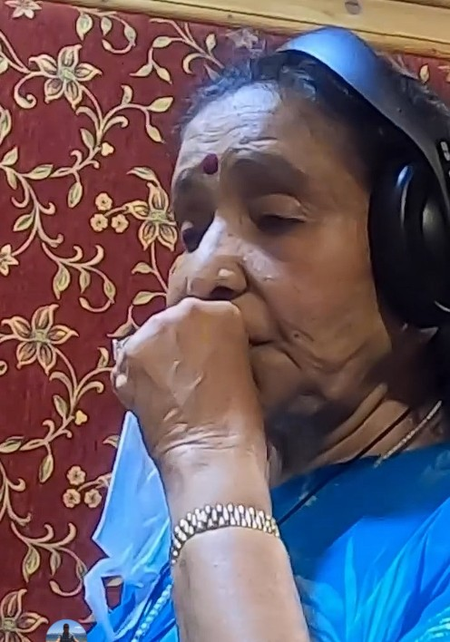 नीली साड़ी, हेडफोन और वही जादुई आवाज…आशा भोसले की जयंती पर रिलीज हुआ गाना 'ऐ मेरी जिंदगी'
