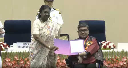 राष्ट्रपति द्रौपदी मुर्मू ने अंतर्राष्ट्रीय दिव्यांगजन दिवस के मौके पर दिव्यांगों को राष्ट्रीय पुरस्कार से किया सम्मानित