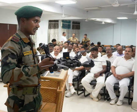 त्रिपुरा: अगरतला एयरपोर्ट पर सीआईएसएफ जवानों को ड्रोन सुरक्षा का प्रशिक्षण
