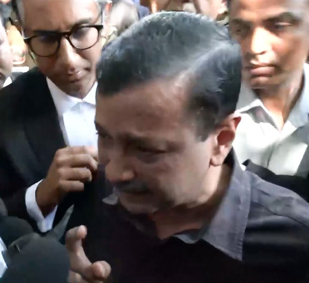 दिल्ली शराब घोटाला मामले में बरी होने के बाद भावुक होकर रो पड़े केजरीवाल, सिसोदिया ने लगाया गले