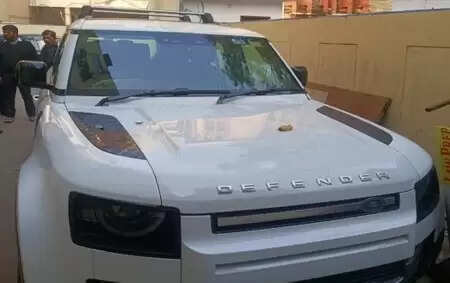 ईडी ने अवैध ऑनलाइन सट्टेबाजी मामले में यूट्यूबर अनुराग द्विवेदी के ठिकानों पर छापेमारी की, दो महंगी कारें जब्त