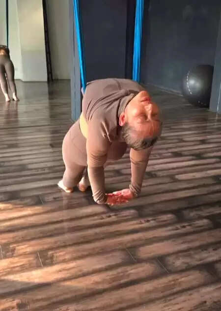 मनीषा कोइराला ने सिखाया पूरे शरीर को मजबूत बनाने वाला एरियल योग, मिलते हैं कई लाभ