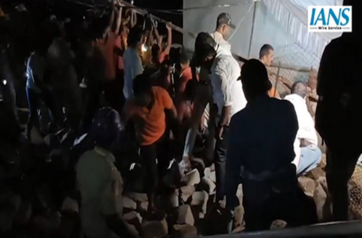 आंध्र प्रदेश : लक्ष्मी नरसिंह स्वामी मंदिर में दीवार गिरने से बड़ा हादसा, तीन महिलाओं समेत 8 श्रद्धालुओं की मौत