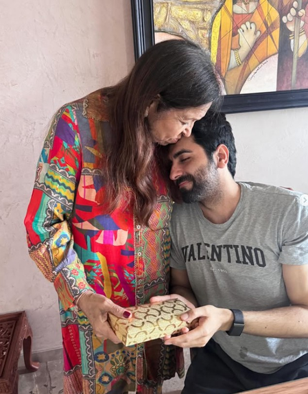 फिल्म देखने के बाद खुलकर हंसीं आयुष्मान खुराना की मां, अभिनेता ने शेयर किया इमोशनल पोस्ट