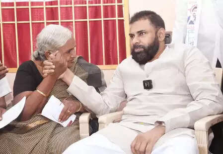 आंध्र प्रदेश: पवन कल्याण ने बुजुर्ग महिला से मिलने का अपना वादा निभाया