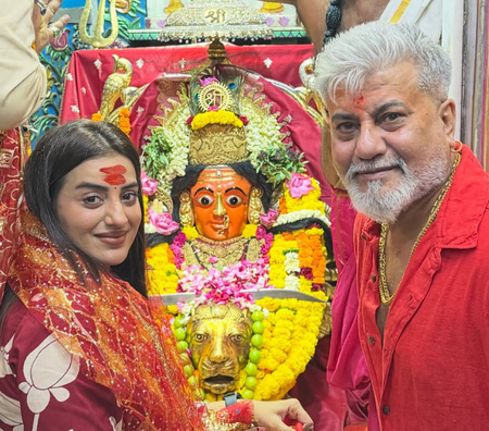 'वेलकम टू द जंगल' की रिलीज से पहले अक्षरा सिंह ने लिया सिद्धिविनायक और मां मुंबा देवी के दरबार में आशीर्वाद