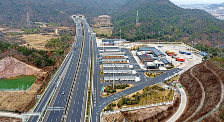 चीन : त्योहारी सीजन में बढ़ती इलेक्ट्रिक कारों के लिए चार्जिंग सुविधाओं का विस्तार