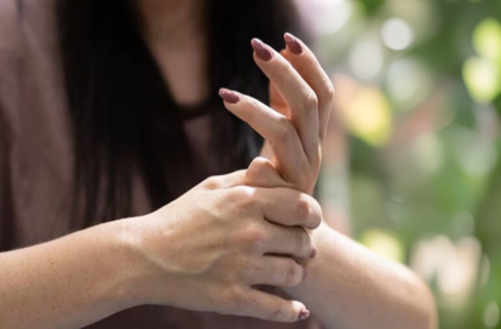 उंगलियां चटकाना सेहत के लिए सही या गलत? जानें क्या कहता है विज्ञान