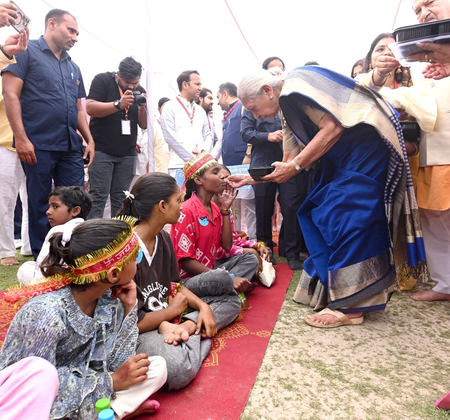 जन भवन में 5100 से अधिक कन्याओं का पूजन, राज्यपाल आनंदीबेन पटेल ने कराया भोज