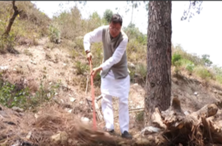 रुद्रप्रयाग में सीएम धामी ने जंगल में बिखरी पिरूल की पत्तियों को एकत्र कर दिया खास संदेश