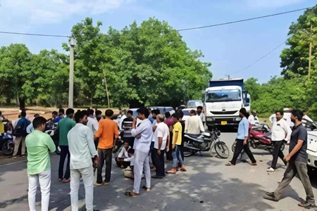 चतरा में गोवंशीय पशु के कटे सिर मिलने से तनाव, ग्रामीणों ने सड़क जाम की