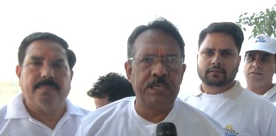 दिल्ली भाजपा प्रमुख मल्होत्रा ने लिया सफाई अभियान में हिस्सा, यमुना प्रदूषण को लेकर केजरीवाल की आलोचना