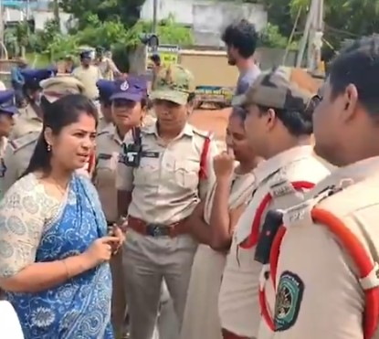 आदिवासी छात्रों के प्रदर्शन में जा रहे वाईएसआरसीपी नेताओं को पुलिस ने हिरासत में लिया