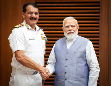एडमिरल दिनेश त्रिपाठी ने पीएम मोदी से की मुलाकात, नौसेना की तैयारियों पर दी विस्तृत जानकारी
