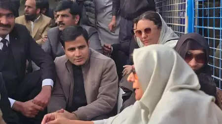 धरने पर फिर बैठीं इमरान खान की बहनें: अलीमा बोलीं- 'जहां रोकोगे, वहीं बैठेंगे, हम कंबल लेकर आए हैं'