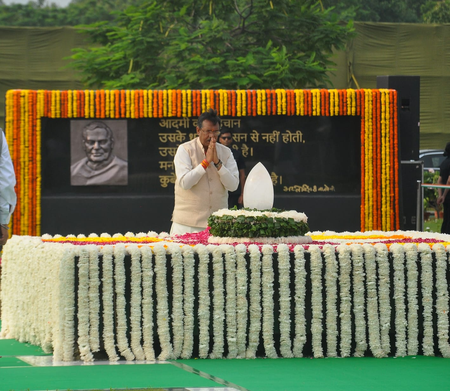 दिल्ली भाजपा अध्यक्ष ​​ने पूर्व पीएम वाजपेयी को श्रद्धांजलि अर्पित की, अटल कैंटीन का किया उद्घाटन