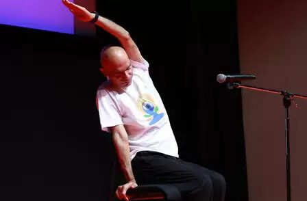 कुर्सी योग : बढ़ती उम्र में जोड़ों के दर्द और कमजोरी को दूर करने का आसान तरीका, सावधानी भी जरूरी