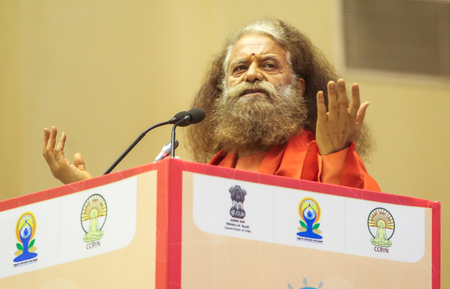 केदारनाथ यात्रा पर सारा अली खान को निशाना बनाना गलत: स्वामी चिदानंद सरस्वती