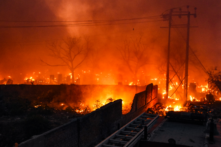 भीषण आग से सैकड़ों झुग्गियां जलकर राख, सिलेंडर ब्लास्ट होने से मचा हड़कंप