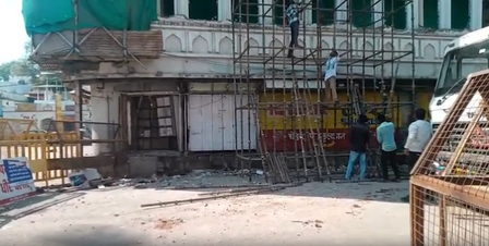 मध्य प्रदेश : कड़ी सुरक्षा के बीच उज्जैन में मस्जिद का अवैध हिस्सा हटाने का काम दूसरे दिन भी जारी