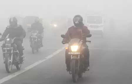 कोहरे, कड़ाके की ठंड और जहरीली हवा से जूझ रहा एनसीआर, जनजीवन बेहाल