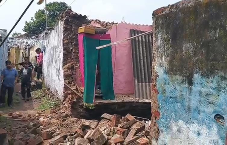 झारखंड : धनबाद में तेज धमाके के साथ फिर धंसी भूमि, चार मकान प्रभावित, दो पूरी तरह जमींदोज