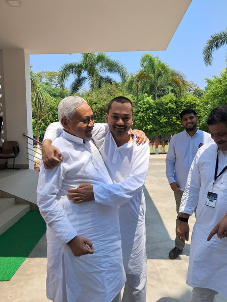 बिहार: निशांत कुमार बनेंगे मंत्री, शपथ ग्रहण से पहले लिया पिता नीतीश कुमार का आशीर्वाद
