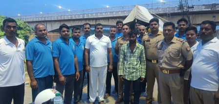 गोरखपुर में राप्ती नदी में डूब रहे युवक के लिए फरिश्ता बने पीएसी जवान, सकुशल बचाया