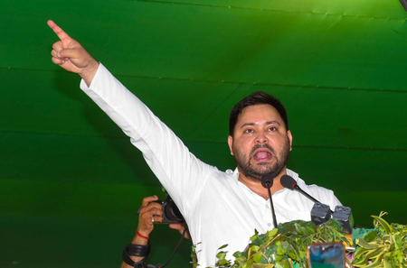 दरभंगा ज्वेलरी शॉप में लूट को लेकर तेजस्वी यादव ने कानून व्यवस्था पर उठाए सवाल