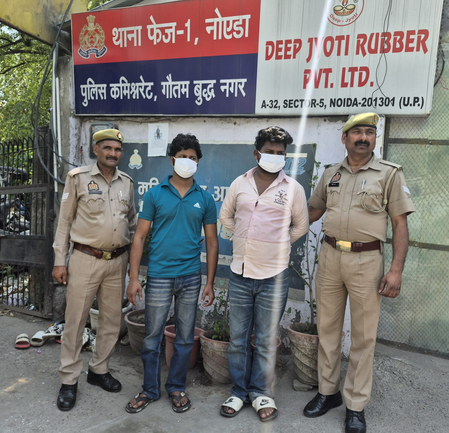 नोएडा: अवैध हथियारों की तस्करी करने वाले दो युवक गिरफ्तार, भारी मात्रा में असलहा बरामद