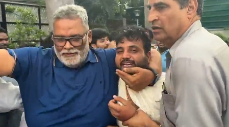 प्रेस कॉन्फ्रेंस के दौरान पप्पू यादव पर चप्पल से हमला, सांसद ने लगाया हत्या की साजिश का आरोप