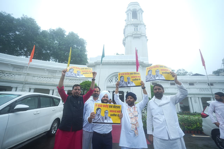 दिल्ली विधानसभा परिसर में दवा घोटाले को लेकर ‘आप’ का प्रदर्शन, स्वास्थ्य मंत्री के इस्तीफे की मांग