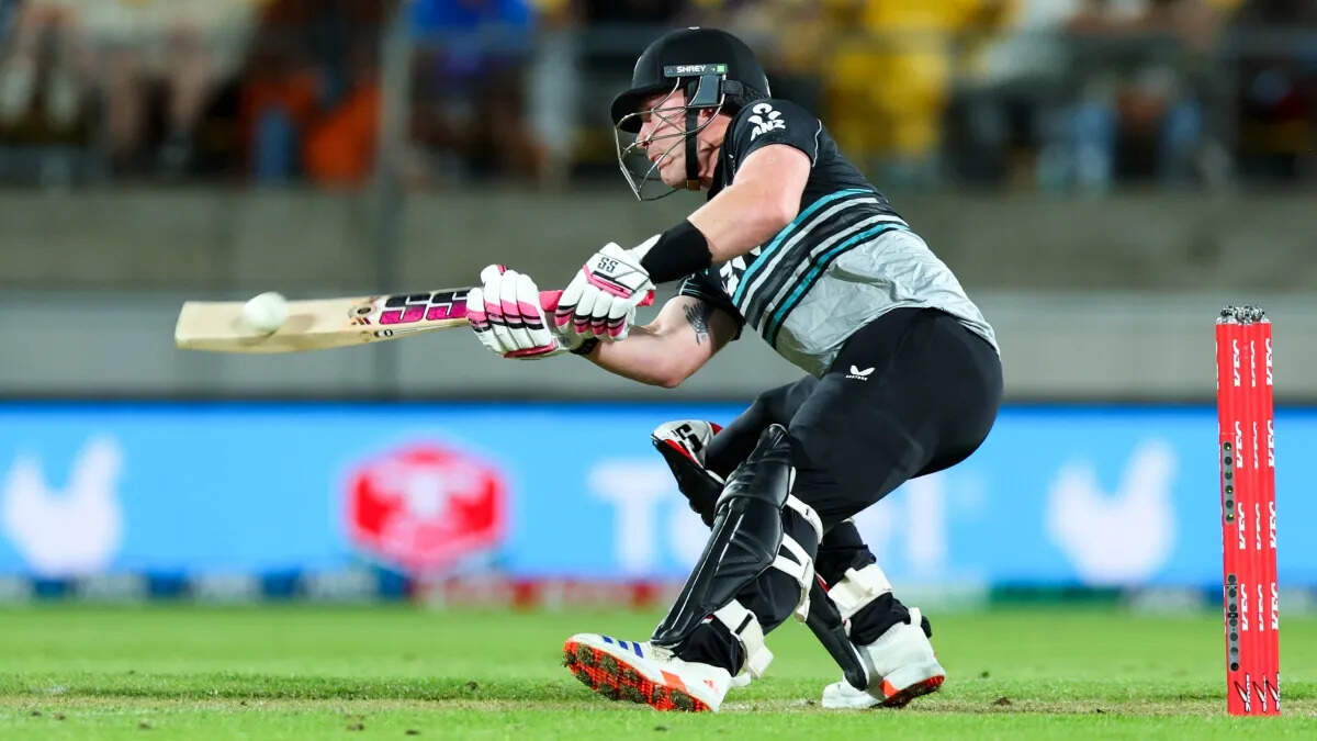 RCB ने प्लेऑफ से पहले खेला अपना आखिरी दांव, धाकड़ बल्लेबाज को को किया टीम में शामिल