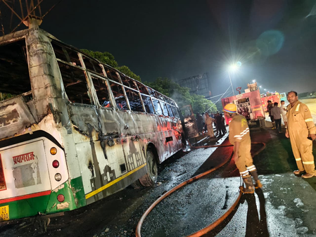लखनऊ में डिवाइडर से टकराने के बाद रोडवेज बस में लगी आग, ड्राइवर-कंडक्टर ने कूदकर बचाई जान
