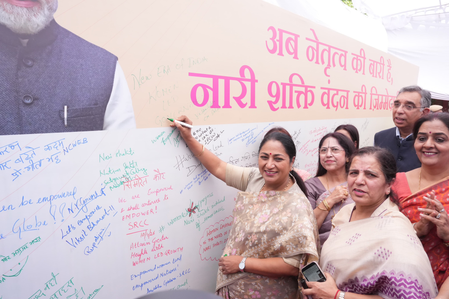 महिला आरक्षण विधेयक : दिल्ली यूनिवर्सिटी में हस्ताक्षर अभियान की शुरुआत, सीएम रेखा ने कहा- ये आधुनिक भारत का बिल