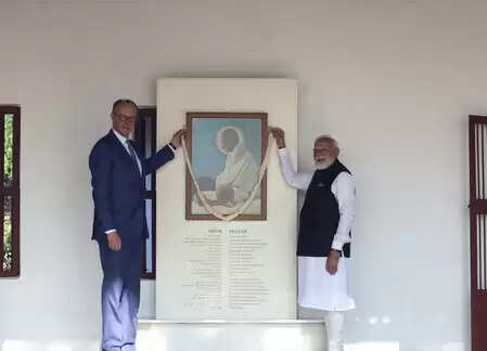 साबरमती: पीएम मोदी ने जर्मन चांसलर को महात्मा गांधी की विरासत दिखाई