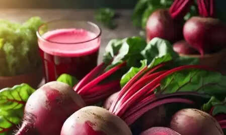 पालक से खजूर तक, रोजाना करें इन पौष्टिक चीजों का सेवन, शरीर में नहीं होगी खून की कमी