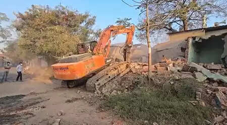 वटवा में एएमसी का अतिक्रमण हटाओ अभियान जारी, 450 से ज्यादा मकान-दुकानों पर चलेगा बुलडोजर