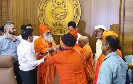 कुंभ मेला प्राधिकरण की बैठक में संतों और प्रशासन में नोकझोंक, गिरीश महाजन की मध्यस्थता से शांत हुआ मामला
