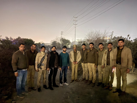 ग्रेटर नोएडा : पुलिस मुठभेड़, शातिर बदमाश घायल, भारी मात्रा में चोरी का सामान और हथियार बरामद