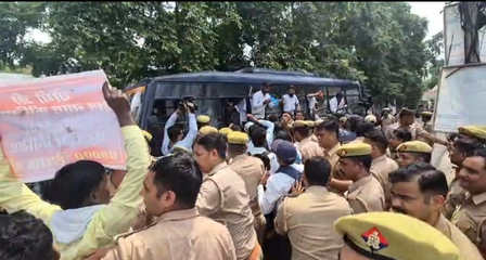 69,000 शिक्षक भर्ती के अभ्यर्थियों का प्रदर्शन, मायावती से हस्तक्षेप की मांग