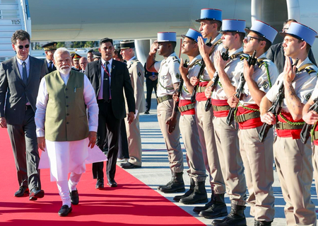 पीएम मोदी पहुंचे फ्रांस, राष्ट्रपति मैक्रों से होगी मुलाकात; 'भारत इनोवेट्स 2026' का करेंगे उद्घाटन