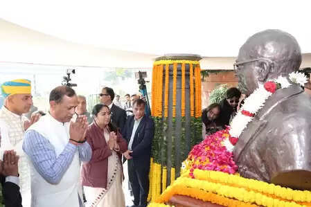 दिल्ली: सीएम रेखा गुप्ता ने अलीपुर स्मारक पर बाबा साहेब को दी श्रद्धांजलि