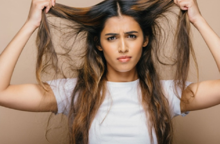 सर्दियों में दो मुंहे बाल की समस्या? इन समाधानों से मिल सकती है बालों को नई मजबूती