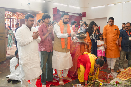 बिहार के सीएम सम्राट चौधरी ने दुर्गा मंदिरों में की पूजा-अर्चना, बदुआ नदी रिवर फ्रंट का लिया जायजा