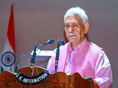 जम्मू-कश्मीर में सुरक्षा व्यवस्था की समीक्षा: एलजी ने सिक्योरिटी फोर्स में बेहतर तालमेल पर दिया जोर